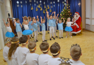 Dzieci z grupy III tańczą dla Świętego Mikołaja